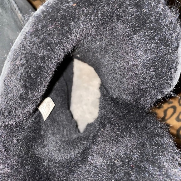 UGGS Black Bailey Button women’s size 9 - Picture 6 of 6
